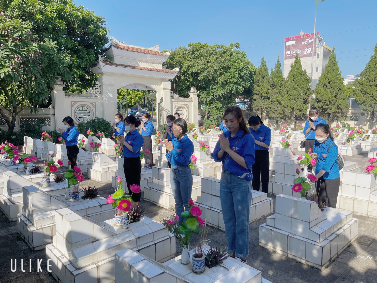 Chi đoàn Trường Tiểu học Kiến Hưng tổ chức dâng hương tại nghĩa trang liệt sỹ phường Kiến Hưng.