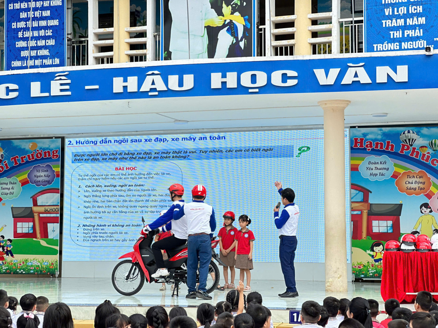 Trao tặng mũ bảo hiểm cho các em học sinh lớp 1