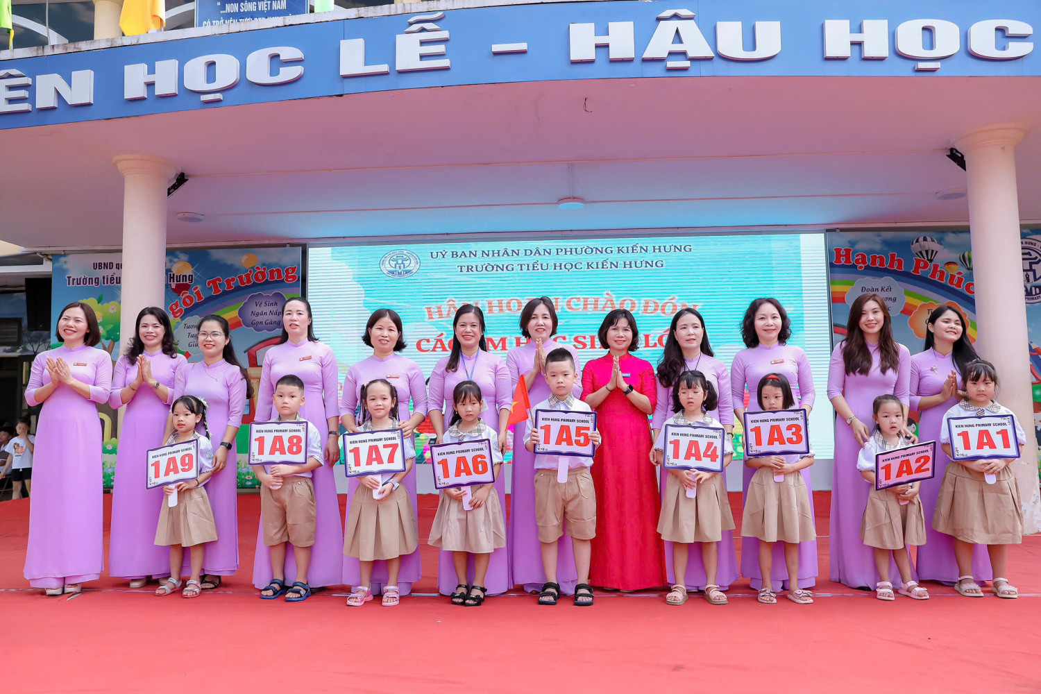 HỌC TRÒ LỚP MỘT TRONG NGÀY TỰU TRƯỜNG